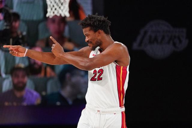 杨鸣愤怒冲进场内大骂裁判 连吃两T被驱逐出场